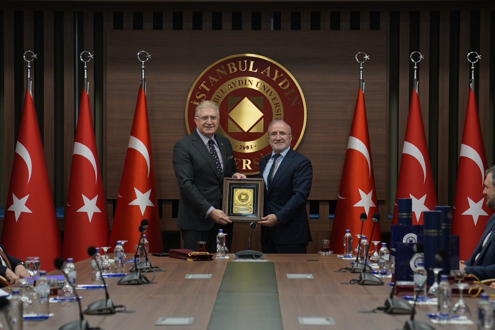 PROF. DR. MUSTAFA AYDIN, SARUHAN HOLDİNG HEYETİNİ İSTANBUL AYDIN ÜNİVERSİTESİNDE AĞIRLADI Öne Çıkan Görsel